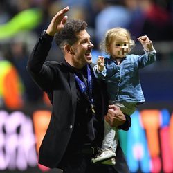 Diego Simeone clebrando la Supercopa 2018 con su hija Francesca