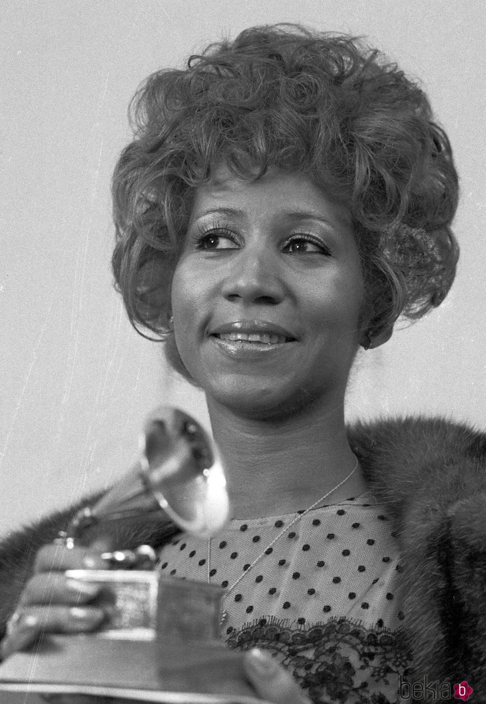 Aretha Franklin posando junto a su premio Grammy en 1972