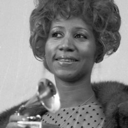 Aretha Franklin posando junto a su premio Grammy en 1972