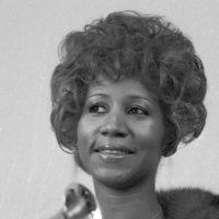 Aretha Franklin posando junto a su premio Grammy en 1972