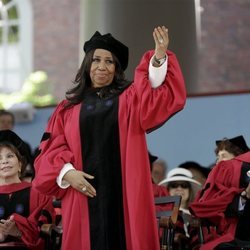 Aretha Franklin recibiendo el doctorado honorífico de las Artes en Harvad