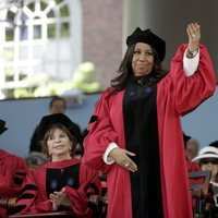 Aretha Franklin recibiendo el doctorado honorífico de las Artes en Harvad