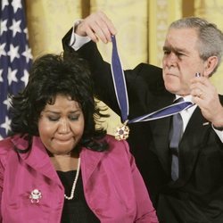 Aretha Franklin recibiendo la Medalla Presidencial de la Libertad en 2005