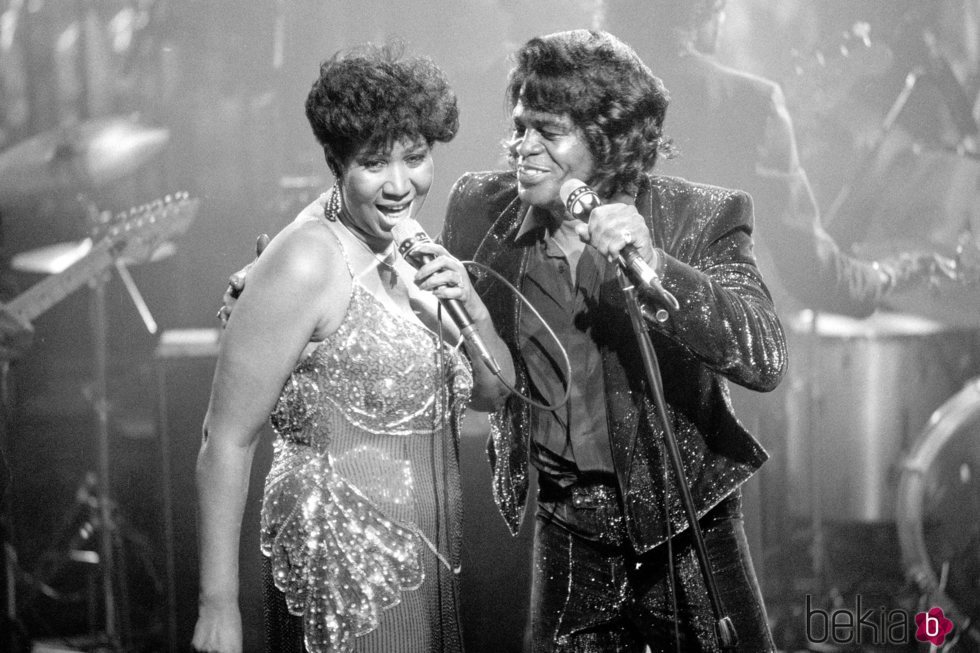 Aretha Franklin cantando junto a James Brown en 1988