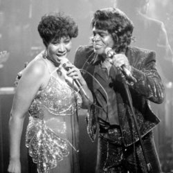 Aretha Franklin cantando junto a James Brown en 1988