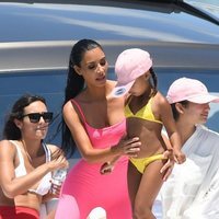 Kim Kardashian con su hija North West en un yate de vacaciones en Miami