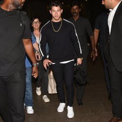 Nick Jonas y su madre tras su llegada a la India