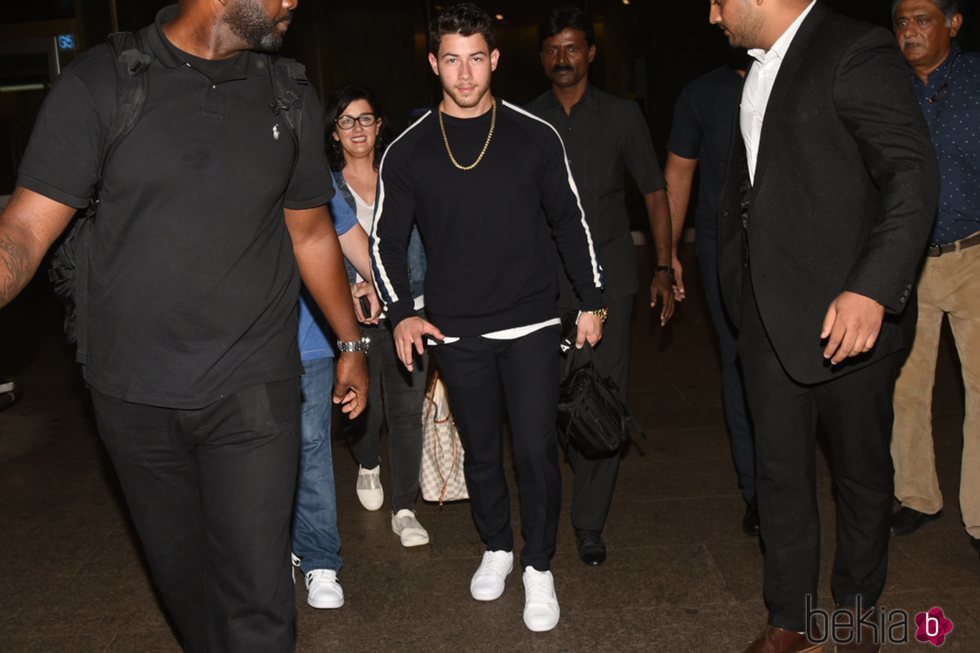 Nick Jonas y su madre tras su llegada a la India