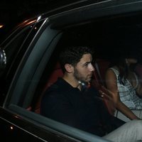 Nick Jonas y Priyanka Chopra de paseo en coche por Mumbai