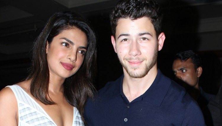 Nick Jonas y Priyanka Chopra de paseo por las calles de Mumbai