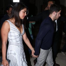 Priyanka Chopra y Nick Jonas se dan la mano mientras caminan