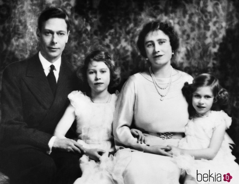 Los Reyes Jorge VI e Isabel de Reino Unido junto a sus hijas, las Princesas Isabel y Margarita