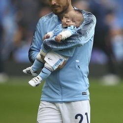 David Silva con su hijo Mateo por primera vez en un campo de fútbol