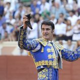 Jesulín de Ubrique con las dos orejas de su primer toro en la plaza de toros de Cuenca