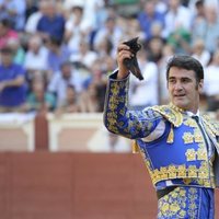 Jesulín de Ubrique con las dos orejas de su primer toro en la plaza de toros de Cuenca