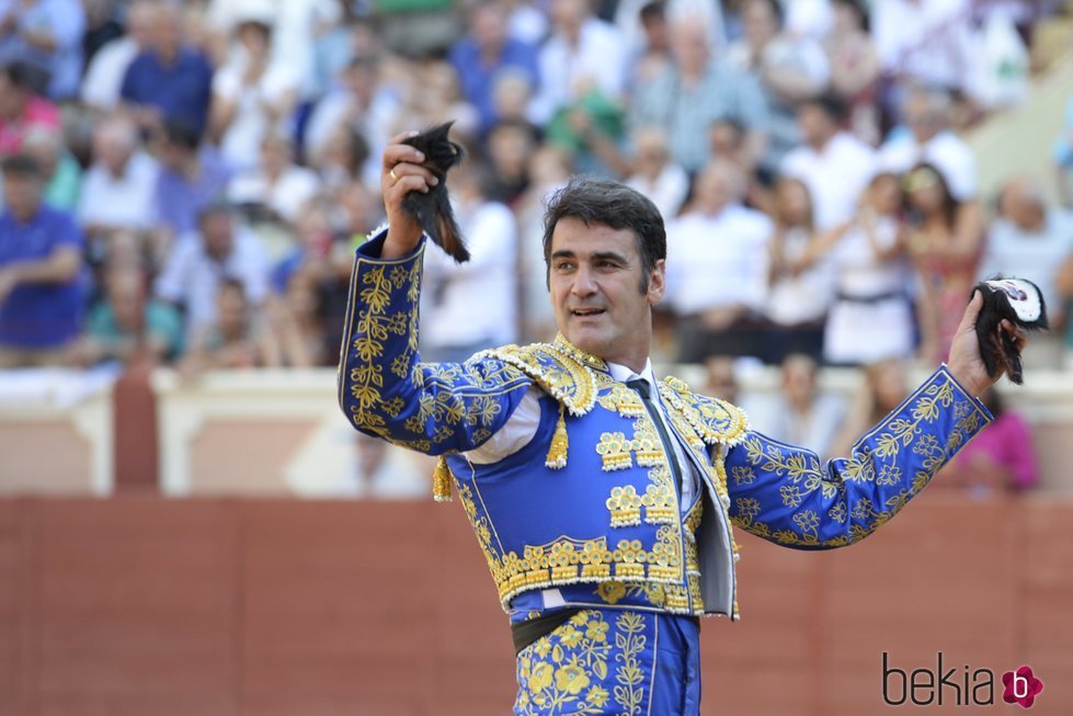 Jesulín de Ubrique con las dos orejas de su primer toro en la plaza de toros de Cuenca