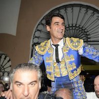 Jesulín de Ubrique saliendo por la Puerta Grande de la plaza de toros de Cuenca