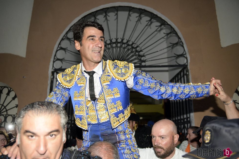 Jesulín de Ubrique saliendo por la Puerta Grande de la plaza de toros de Cuenca