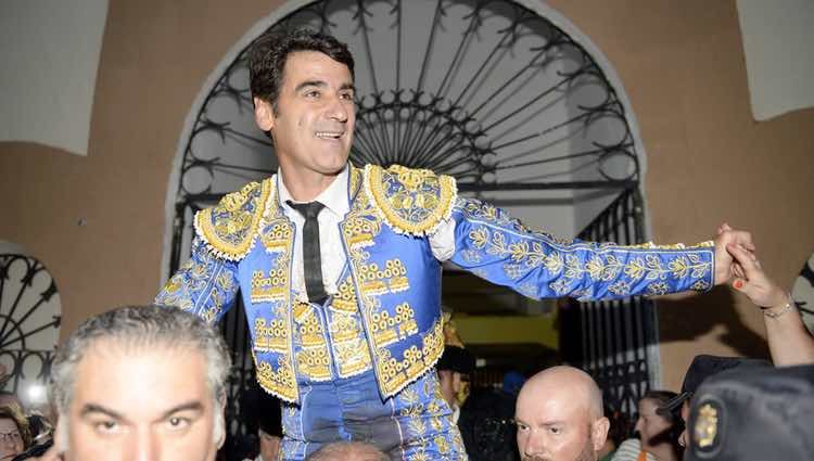 Jesulín de Ubrique saliendo por la Puerta Grande de la plaza de toros de Cuenca