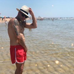 Kiko Rivera luciendo su nuevo cuerpo en la playa