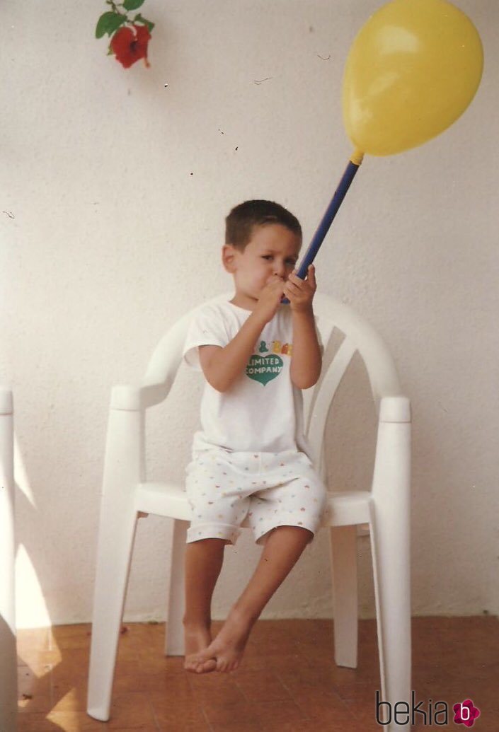 Cepeda de niño inflando un globo