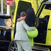 Kanye West ayudando a bajar a Kim Kardashian del coche en Miami