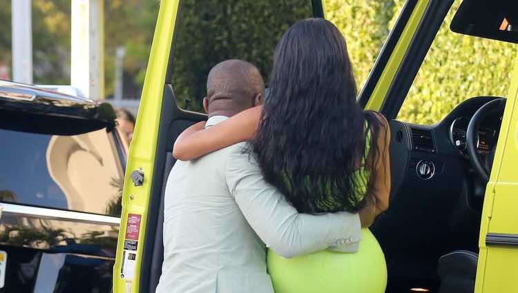 Kanye West ayudando a bajar a Kim Kardashian del coche en Miami