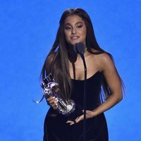 Ariana Grande recogiendo el premio en los MVAs 2018