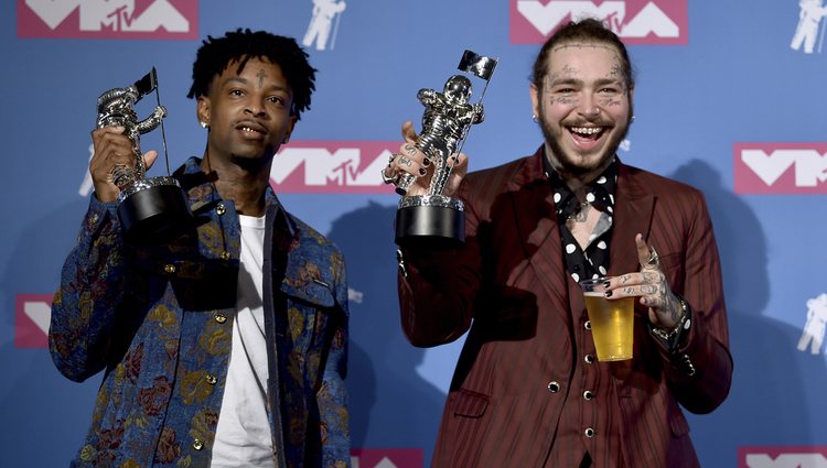 21 Savage y Post Malone con su premio en los VMAs 2018