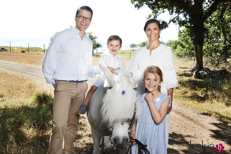 El Príncipe Oscar, muy espontáneo sobre un poni, posa junto a sus padres y su hermana