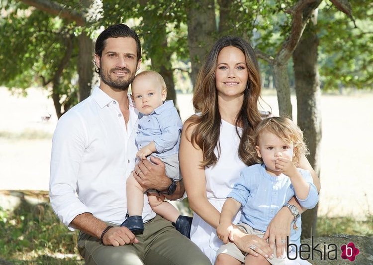 Carlos Felipe de Suecia y Sofia Hellqvist posan junto a sus hijos en el Palacio de Solliden