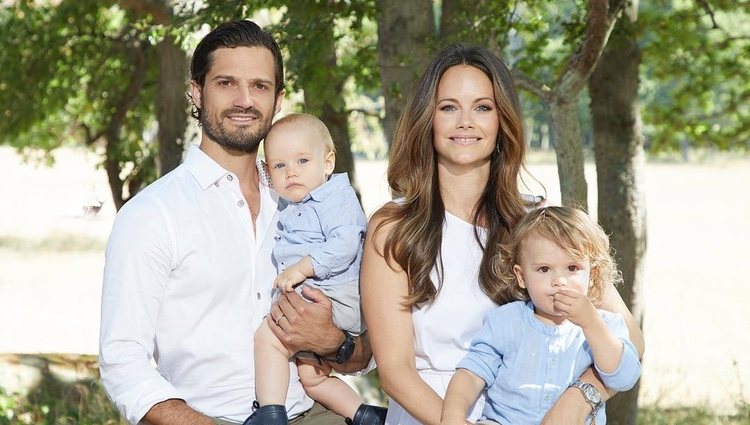 Carlos Felipe de Suecia y Sofia Hellqvist posan junto a sus hijos en el Palacio de Solliden