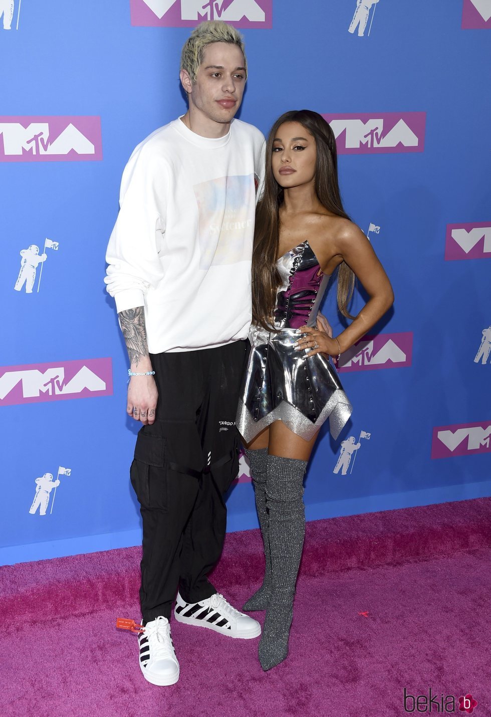 Pete Davidson y Ariana Grande en la alfombra roja de los VMAs 2018