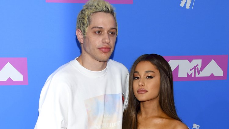 Pete Davidson y Ariana Grande en la alfombra roja de los VMAs 2018