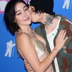 Noah Cyrus y Lil Xan dándose un beso en la alfombra roja de los VMAs 2018