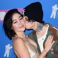 Noah Cyrus y Lil Xan dándose un beso en la alfombra roja de los VMAs 2018