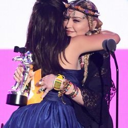 Madonna entregan el premio 'Vídeo del año' a Camila Cabello en los VMAs 2018