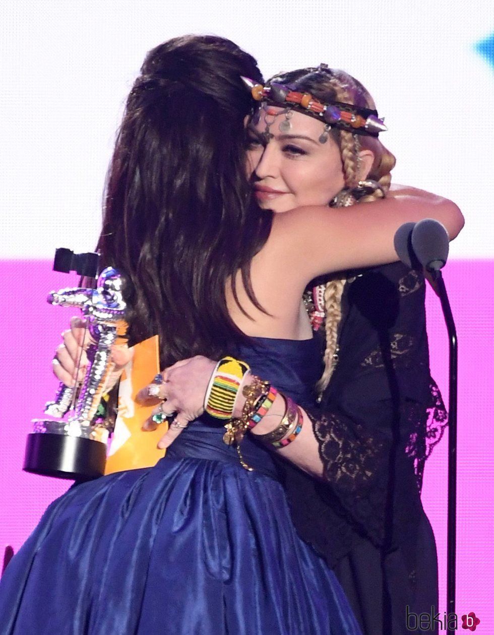 Madonna entregan el premio 'Vídeo del año' a Camila Cabello en los VMAs 2018