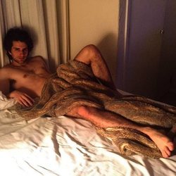 Dario Yazbek Bernal desnudo en la cama