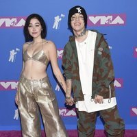 Noah Cyrus y Lil Xan en la alfombra roja de los VMAs 2018