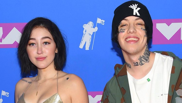 Noah Cyrus y Lil Xan en la alfombra roja de los VMAs 2018