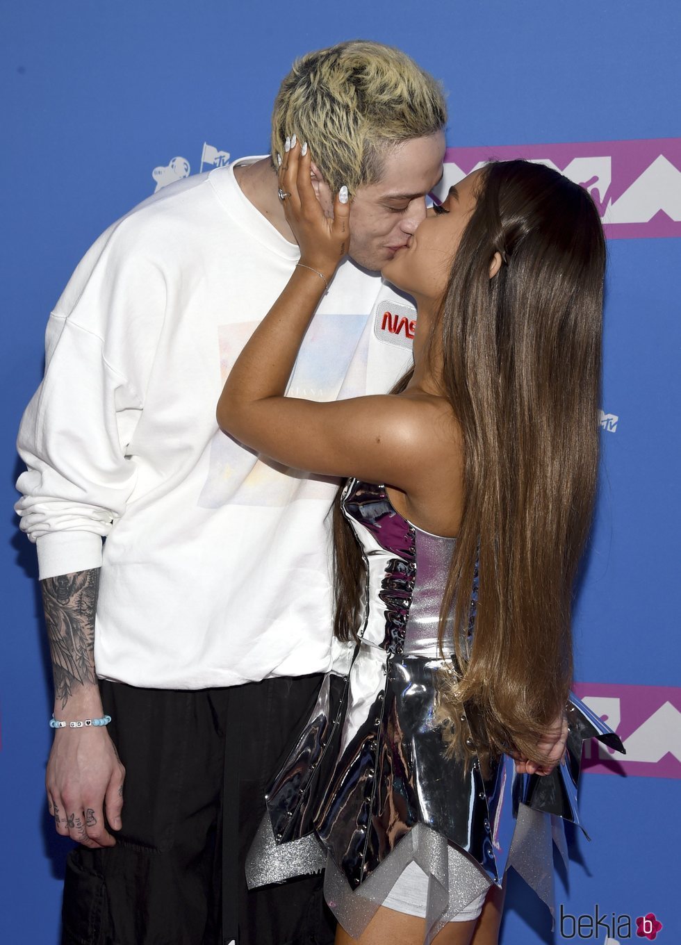 Ariana Grande y Pete Davidson besándose en la alfombra roja de los VMAs 2018