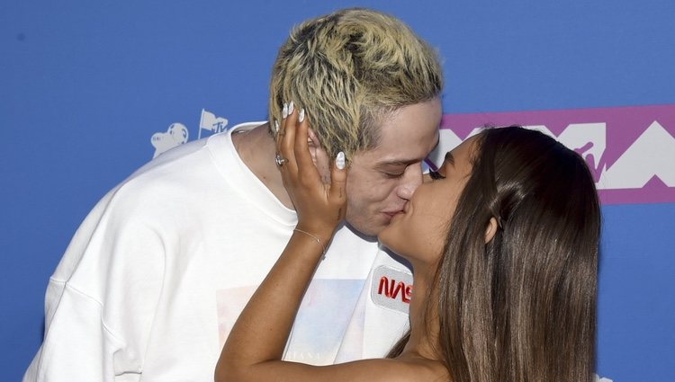 Ariana Grande y Pete Davidson besándose en la alfombra roja de los VMAs 2018