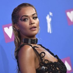 Rita Ora durante la alfombra roja de los VMAs 2018