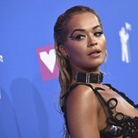 Rita Ora durante la alfombra roja de los VMAs 2018