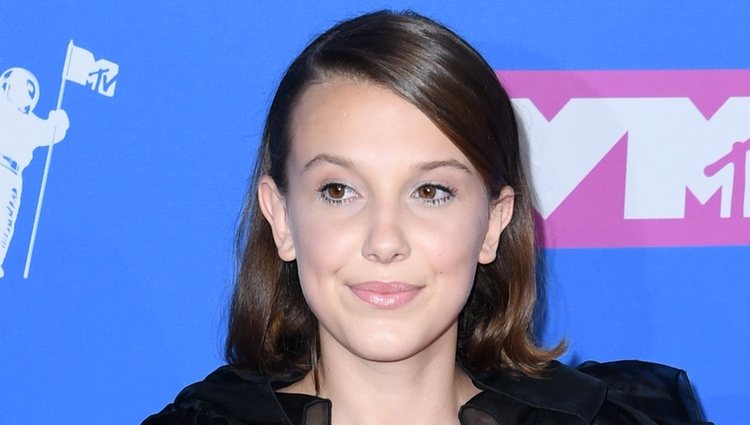 Millie Bobby Brown en la alfombra roja de los MVAs  2018