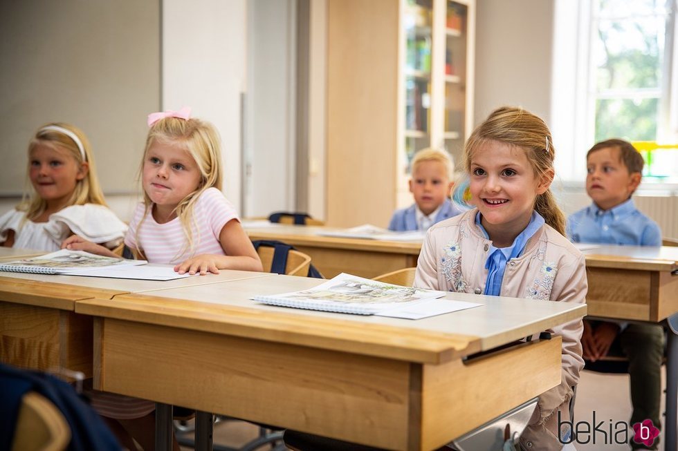 La Princesa Estela de Suecia muy contenta en su primer día de colegio