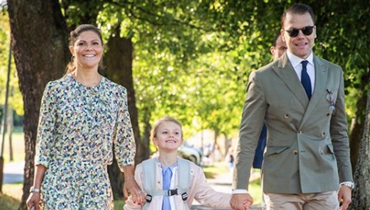 La Princesa Estela de Suecia acude junto a sus padres en su primer día de colegio