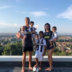 Cristiano Ronaldo y Georgina Rodríguez felices con sus hijos en su vida en Italia