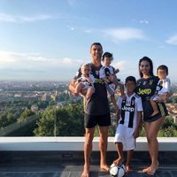 Cristiano Ronaldo y Georgina Rodríguez felices con sus hijos en su vida en Italia